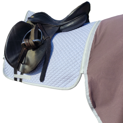 Dressurschabracke Daja Weiss - innovative Reitdecke aus 100 % Baumwolle mit Filzfüllung, optimaler Komfort für Dressurpferde