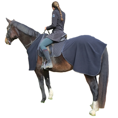 Schwarze Fleece Abschwitzdeck. Modulares System von die Reitdecke mit Reissverschluss – schützt das Pferd beim Ausreiten, hält warm und sitzt perfekt.